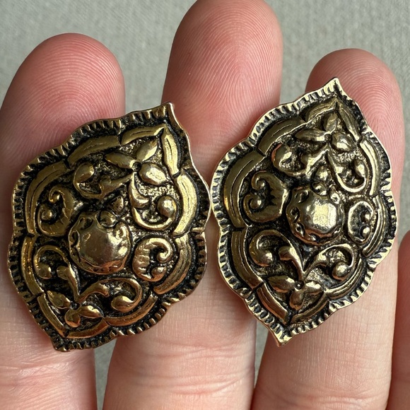 Vintage 80’s Accessocraft Gold Tone Clip-On Earrings – Ornate Shield Design - Picture 3 of 8